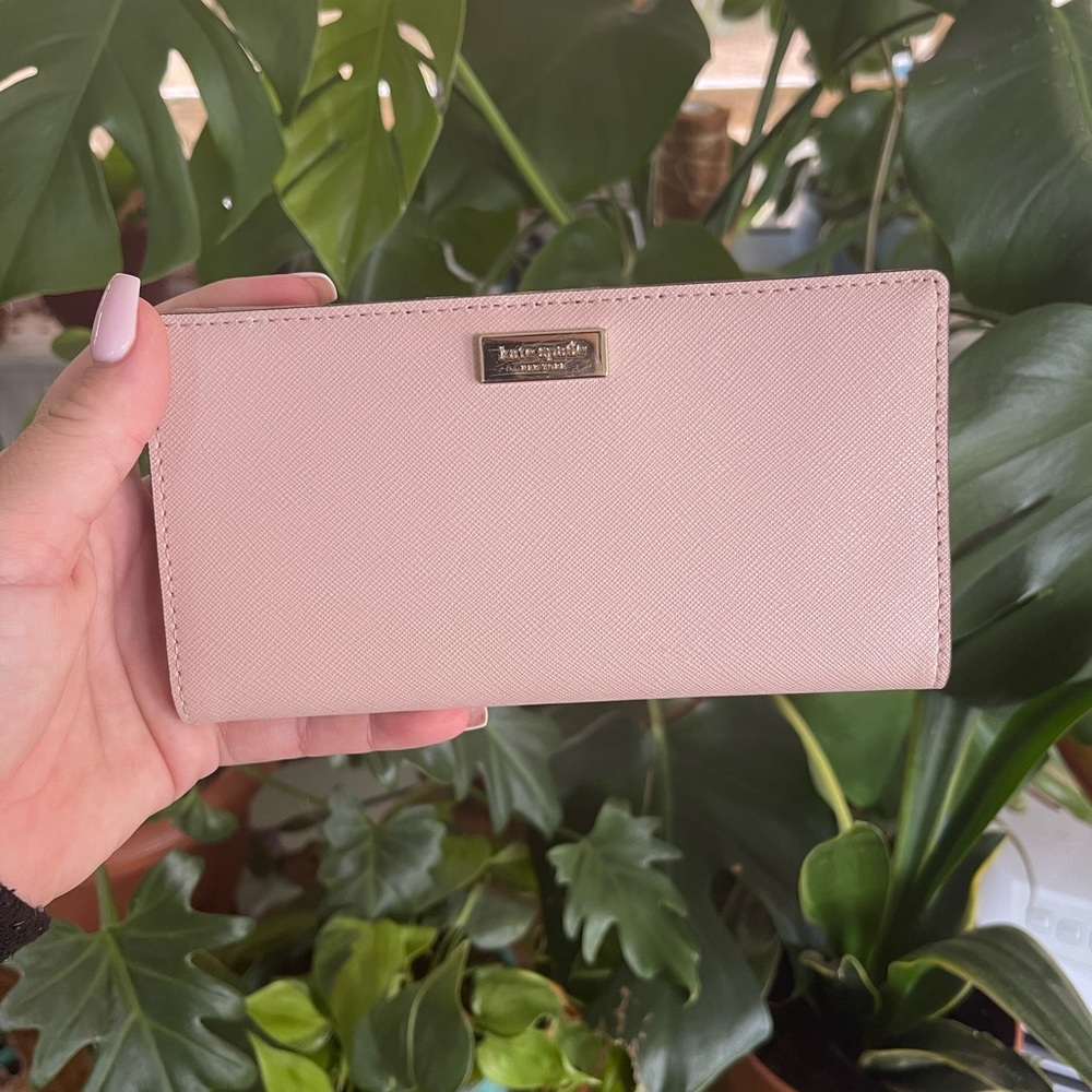 gently used! Kate Spade Bifold wallet